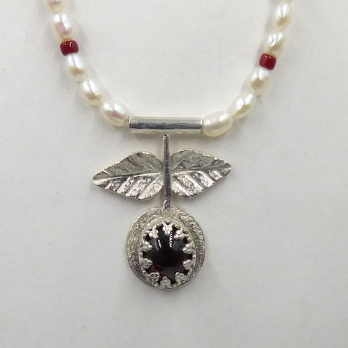 Click to view detail for DKC-2148 Necklace, Pearls & Red Beads with Garnet Flower $275